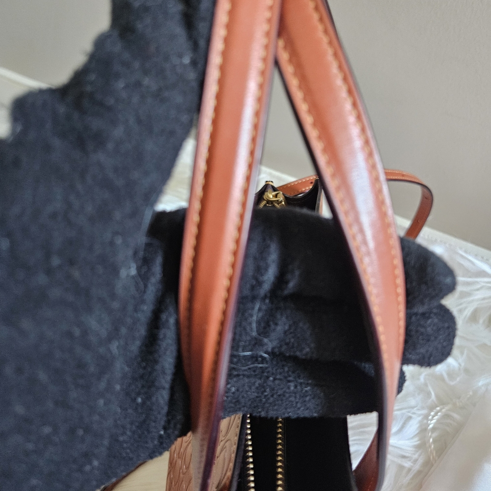 Coach Embossed Leather Crossbody Bag – Excellent Condition – Compact & Stylish - Picture 10 of 16